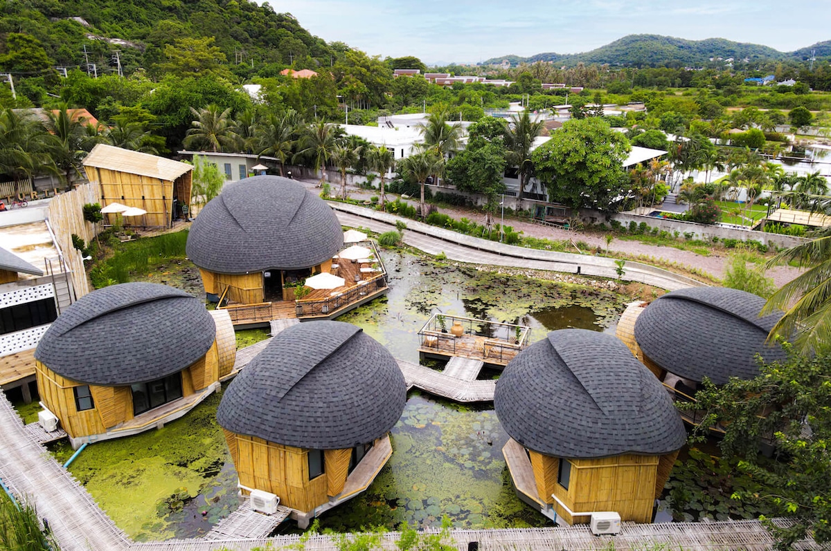 Des bungalows en bambou dans la destination éco-touristique de Turtle Bay en Thaïlande célèbrent le folklore local